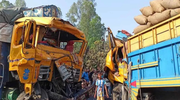 দিনাজপুরে দুই ট্রাকের মুখোমুখি সংঘর্ষ, নিহত ২ 