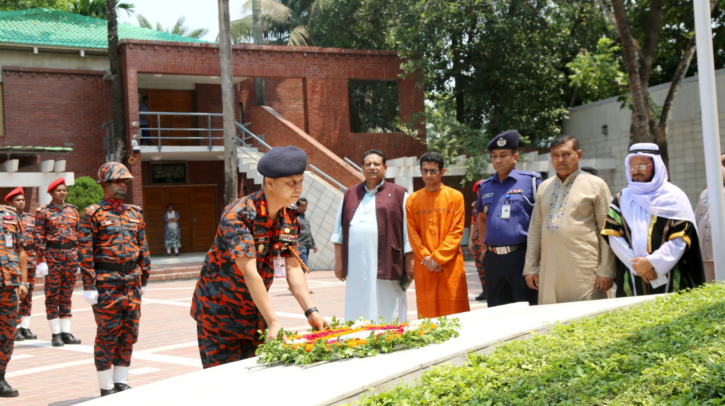 বঙ্গবন্ধুর সমাধিতে ফায়ার সার্ভিসের মহাপরিচালকের শ্রদ্ধা 