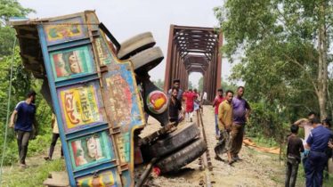 ফেনীতে বালুবাহী ট্রাকে ট্রেনের ধাক্কা, নিহত ২