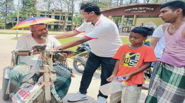 প্রধানমন্ত্রীর পক্ষ থেকে স্যালাইন-ছাতা বিতরণ করলেন ছাত্রলীগ নেতা রবনা