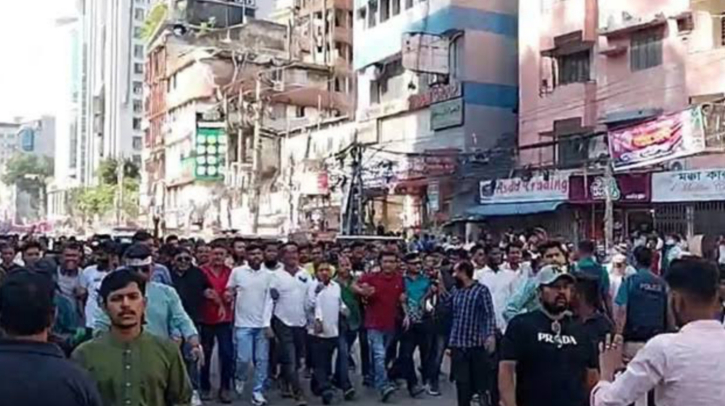 বিএনপি কার্যালয়ের সামনে নেতাকর্মীদের ঢল বিএনপি কার্যালয়ের সামনে নেতাকর্মীদের ঢল