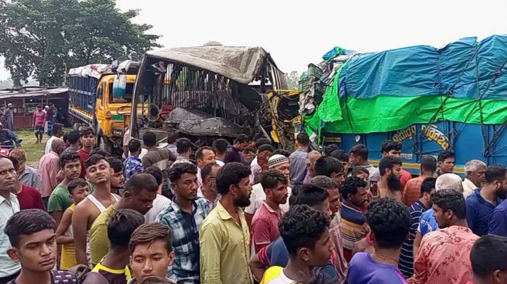দিনাজপুরে বাস-ট্রাকের সংঘর্ষে নিহত ৫ দিনাজপুরে বাস-ট্রাকের সংঘর্ষে নিহত ৫
