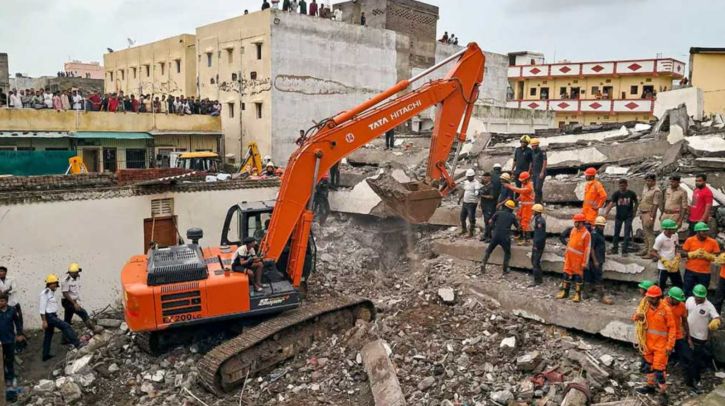 গুজরাটে বহুতল ভবন ধসে নিহত ৭ গুজরাটে বহুতল ভবন ধসে নিহত ৭
