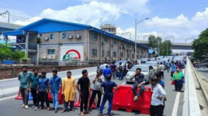 এক্সপ্রেসওয়ে বন্ধ করে আন্দোলন করছে শিক্ষার্থীরা এক্সপ্রেসওয়ে বন্ধ করে আন্দোলন করছে শিক্ষার্থীরা