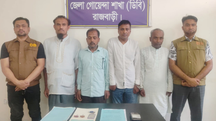 প্রেমের ফাঁদে ফেলে অশ্লীল ভিডিও ধারণ, আটক ৫ প্রেমের ফাঁদে ফেলে অশ্লীল ভিডিও ধারণ, আটক ৫