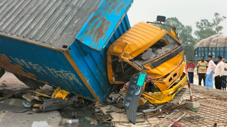 কা‌লিহাতীতে কাভার্ডভ্যান-ট্রাকের মুখোমু‌খি সংঘর্ষে নিহত ১