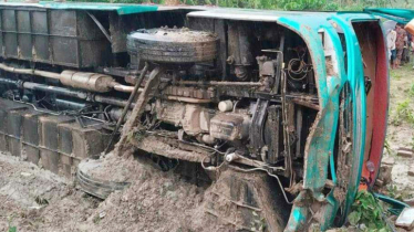 যশোরে বাস উল্টে ও ট্রাকচাপায় নিহত ৩
