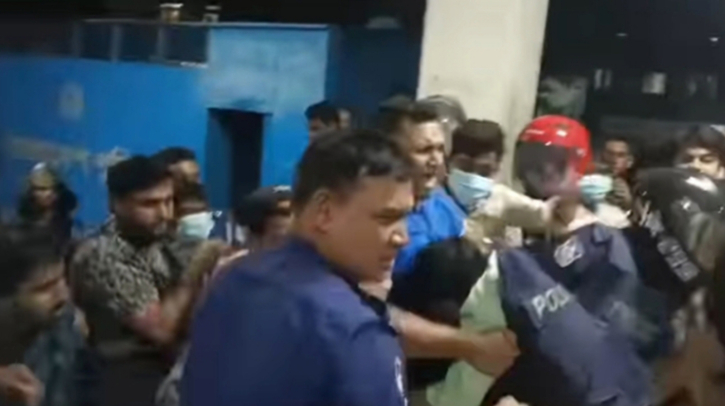 মানিকগঞ্জে আদালত প্রাঙ্গণে ছাত্রলীগ নেতাকে ডিম নিক্ষেপ মানিকগঞ্জে আদালত প্রাঙ্গণে ছাত্রলীগ নেতাকে ডিম নিক্ষেপ