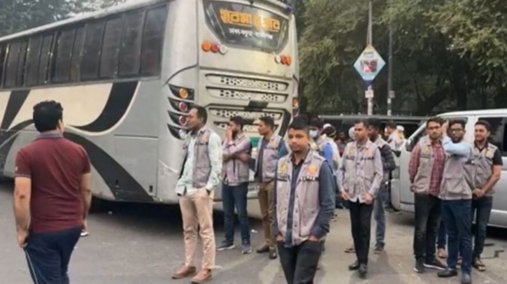ঢাবি ক্যাম্পাসে গাড়িভর্তি ‘অচেনা’ মানুষ ঢাবি ক্যাম্পাসে গাড়িভর্তি ‘অচেনা’ মানুষ