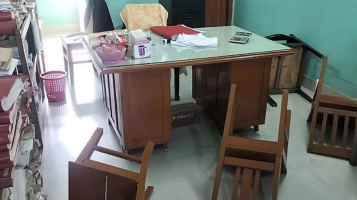 কুষ্টিয়ায় আদালতে মারামারি, আহত ২ কুষ্টিয়ায় আদালতে মারামারি, আহত ২