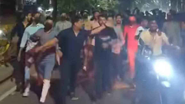 গভীর রাতে চট্টগ্রামে আওয়ামী লীগের মিছিল গভীর রাতে চট্টগ্রামে আওয়ামী লীগের মিছিল