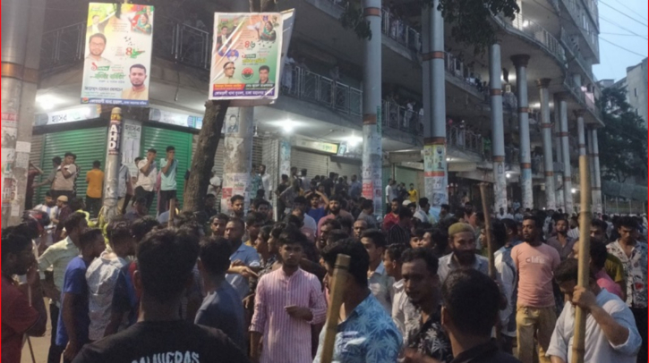 পুরান ঢাকায় চাঁদা না দেওয়ায় ‘বিএনপি নেতৃত্বে’ ব্যবসায়ীদের ওপর হামলা পুরান ঢাকায় চাঁদা না দেওয়ায় ‘বিএনপি নেতৃত্বে’ ব্যবসায়ীদের ওপর হামলা