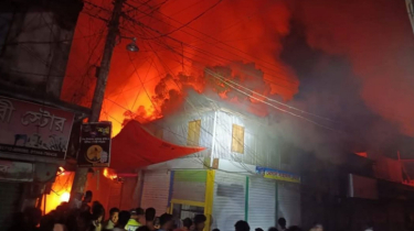 মাদারীপুরে ভয়াবহ অগ্নিকাণ্ডে ১৯ ব্যবসাপ্রতিষ্ঠান পুড়ে ছাই