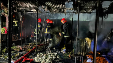 শাহবাগে ফুলের দোকানে আগুন, নিয়ন্ত্রণে ফায়ার সার্ভিসের ৫ ইউনিট