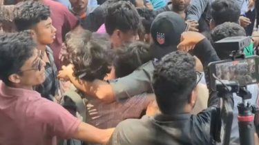 ঢাবিতে কালো পতাকা উত্তোলন নিয়ে শিক্ষার্থীদের হাতাহাতি!