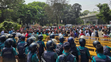 কাফনের কাপড় গায়ে সড়কে বসে পড়েছেন চাকরিচ্যুত বিডিআর সদস্যরা!