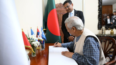 রোমে বাংলাদেশ হাউস পরিদর্শন করলেন প্রধান উপদেষ্টা