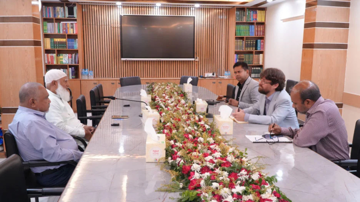 জামায়াত আমিরের সঙ্গে প্যাট্রিক শ্রোয়েডারের সৌজন্য সাক্ষাৎ জামায়াত আমিরের সঙ্গে প্যাট্রিক শ্রোয়েডারের সৌজন্য সাক্ষাৎ