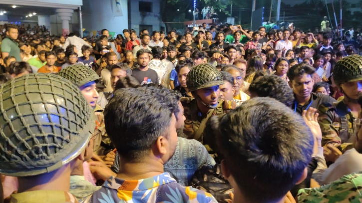 ছাত্র ইউনিয়নের প্রতিষ্ঠাবার্ষিকীতে হট্টগোল, সামাল দিল সেনাবাহিনী ছাত্র ইউনিয়নের প্রতিষ্ঠাবার্ষিকীতে হট্টগোল, সামাল দিল সেনাবাহিনী
