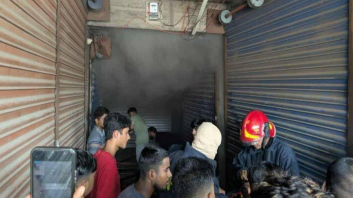 গুলিস্তানে সুন্দরবন মার্কেটে আগুন, নিয়ন্ত্রণে ১১ ইউনিট গুলিস্তানে সুন্দরবন মার্কেটে আগুন, নিয়ন্ত্রণে ১১ ইউনিট