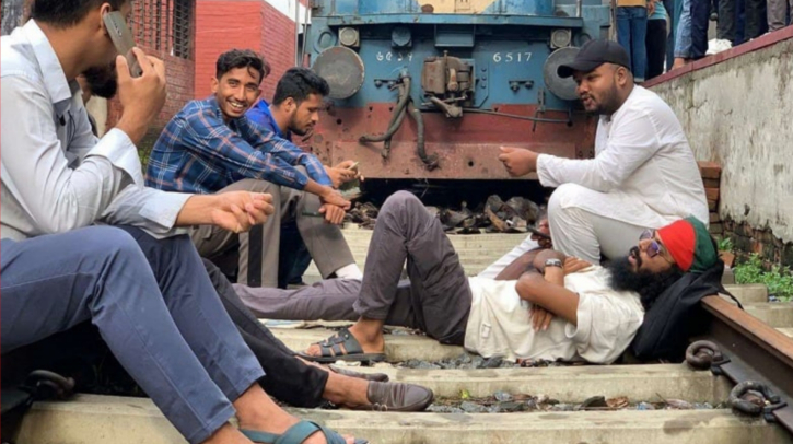 বরাদ্দ ট্রেন পছন্দ না হওয়ায় রেললাইন আটকে বিক্ষোভ বরাদ্দ ট্রেন পছন্দ না হওয়ায় রেললাইন আটকে বিক্ষোভ