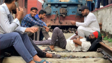 বরাদ্দ ট্রেন পছন্দ না হওয়ায় রেললাইন আটকে বিক্ষোভ