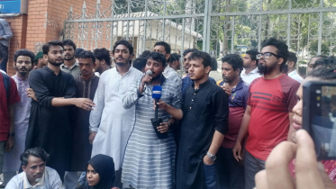 নুরের ওপর হামলা: সিএমপির ফটকে বিক্ষোভকারীদের অবস্থান