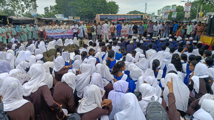 স্থায়ী ক্যাম্পাসের দাবিতে মহাসড়ক অবরোধ, শিক্ষার্থী-জনতার সংহতি স্থায়ী ক্যাম্পাসের দাবিতে মহাসড়ক অবরোধ, শিক্ষার্থী-জনতার সংহতি