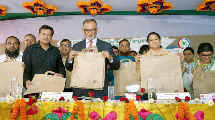 পলিথিনের চেয়ে পাটের ব্যাগে বেশি কর্মসংস্থান হবে: বাণিজ্য উপদেষ্টা পলিথিনের চেয়ে পাটের ব্যাগে বেশি কর্মসংস্থান হবে: বাণিজ্য উপদেষ্টা