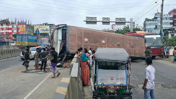 ঢাকা-চট্টগ্রাম মহাসড়কে উল্টে গেল যাত্রীবাহী বাস