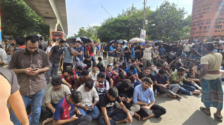 শাহবাগ মোড় অবরোধ করে বুয়েট শিক্ষার্থীদের আন্দোলন