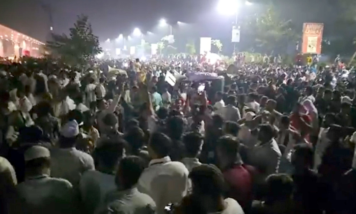 বিটিআরসি ঘেরাও মোবাইল ব্যবসায়ীদের