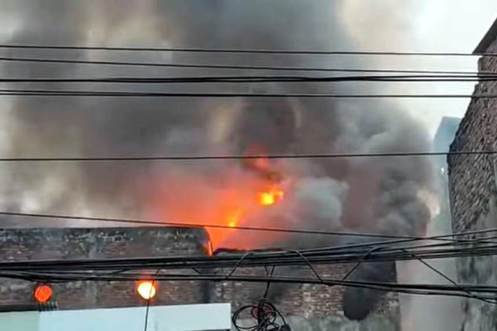 মোহাম্মদপুরের পর এবার চকবাজারে আগুন