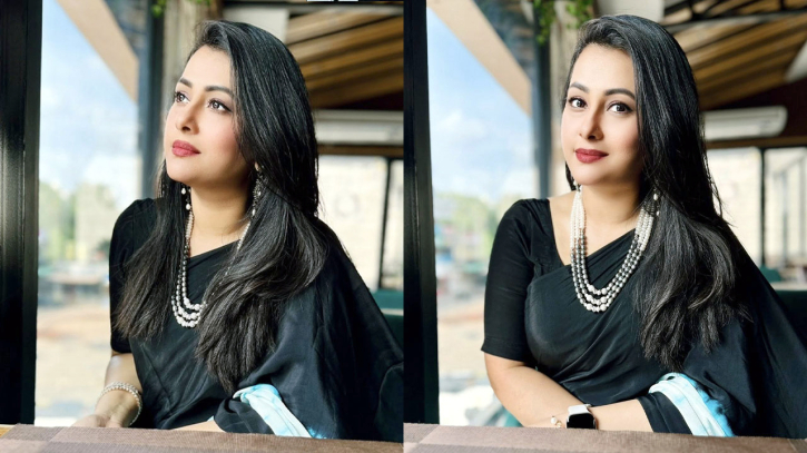 কালো শাড়িতে দীপ্তিময় পূর্ণিমা—মুগ্ধ ভক্তরা