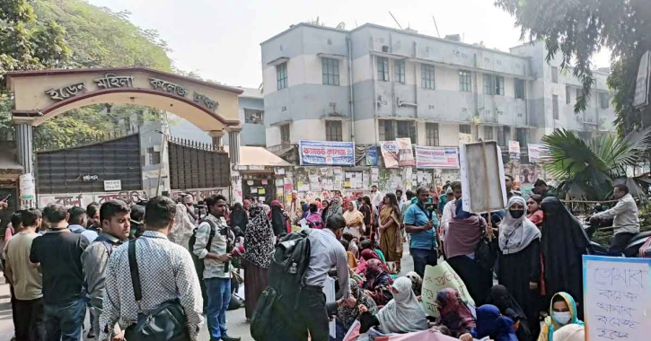 ইডেন মহিলা কলেজ শিক্ষার্থীদের সড়ক অবরোধ