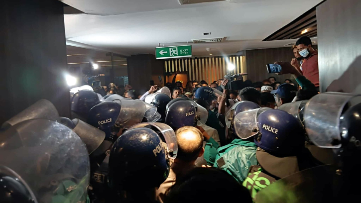 টানা ৬ ঘণ্টা সচিবালয়ে অবরুদ্ধ অর্থ উপদেষ্টা