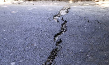 কাজ শেষ না হতেই ৯ কোটি টাকার সড়কে ফাটল কাজ শেষ না হতেই ৯ কোটি টাকার সড়কে ফাটল
