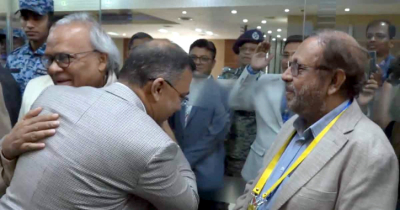 বিমানবন্দরে তারেক রহমানকে স্বাগত জানালেন বিএনপি নেতাকর্মীরা