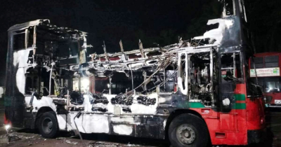 গভীর রাতে বিআরটিসির ২ বাসে আগুন গভীর রাতে বিআরটিসির ২ বাসে আগুন