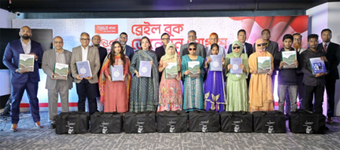 বসুন্ধরা খাতার পক্ষ থেকে দৃষ্টিপ্রতিবন্ধীদের মাঝে ব্রেইলবুক বিতরণ