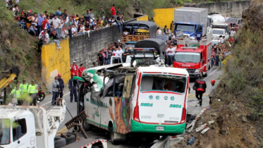 কলম্বিয়ায় স্কুলবাস খাদে পড়ে নিহত ১৭ কলম্বিয়ায় স্কুলবাস খাদে পড়ে নিহত ১৭