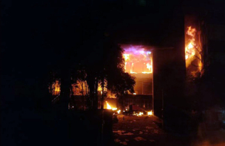 ডেইলি স্টার ভবনে আগুন, ভেতরে আটকা পড়েছেন অনেকেই ডেইলি স্টার ভবনে আগুন, ভেতরে আটকা পড়েছেন অনেকেই