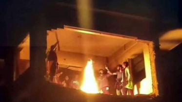 ধানমন্ডি ৩২ নম্বরে আবার আগুন দিল ছাত্র জনতা