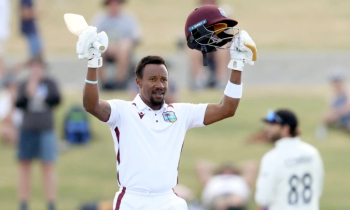 হজের সেঞ্চুরিতে লড়াইয়ে ওয়েস্ট ইন্ডিজ