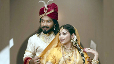 হঠাৎ রাজকীয় লুকে পলাশ-ইভানা!