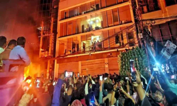 হামলার পর স্থগিত কার্যক্রম, আজ ছাপা হয়নি প্রথম আলো–ডেইলি স্টার হামলার পর স্থগিত কার্যক্রম, আজ ছাপা হয়নি প্রথম আলো–ডেইলি স্টার