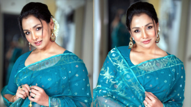 সি-গ্রিন শাড়িতে নজর কাড়লেন রুনা খান