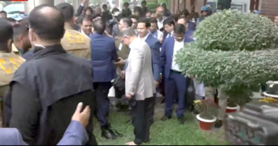 দেশের মাটি স্পর্শ করলেন তারেক রহমান