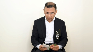 মায়ের মরদেহের পাশে বসে তিলাওয়াত করছেন তারেক রহমান মায়ের মরদেহের পাশে বসে তিলাওয়াত করছেন তারেক রহমান