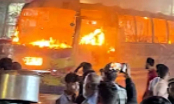 বাড্ডায় যাত্রীবাহী বাসে আগুন